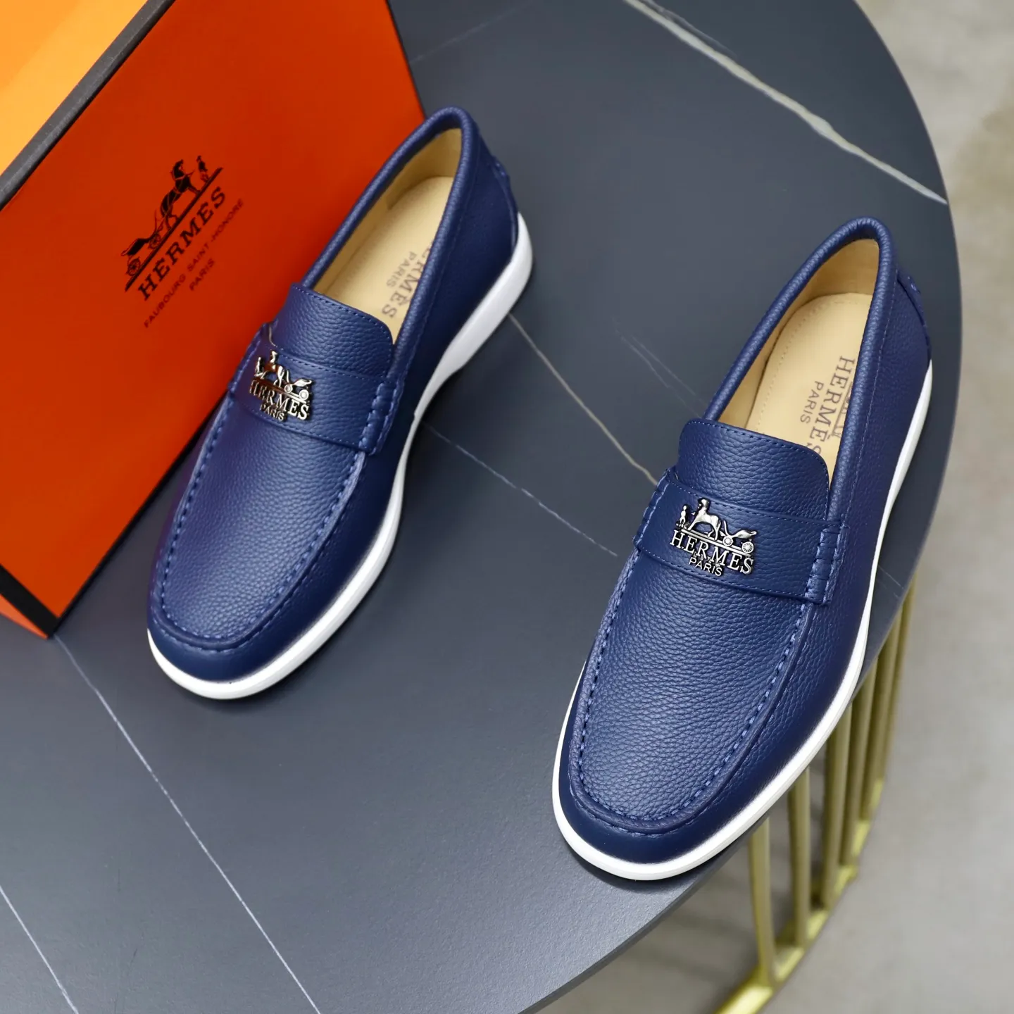 Ex-factory price: 560💰Hermès/Hermès slip-on men's shoes. This shoe is made of imported pebbled cowhide. It has simple and smooth lines and is combined with aerodynamically designed 3CM rubber foam ultra-light soles! Youthful and fashionable, classic H-shaped hardware buckle decoration, calf lining gently wraps the feet, with logo cowhide feet, casual and urban style, highlighting youthful vitality, sports and leisure version, super versatile, code number: 38-39-40-41-42-43-44 standard leather shoe size (45 can be customized but does not support returns)